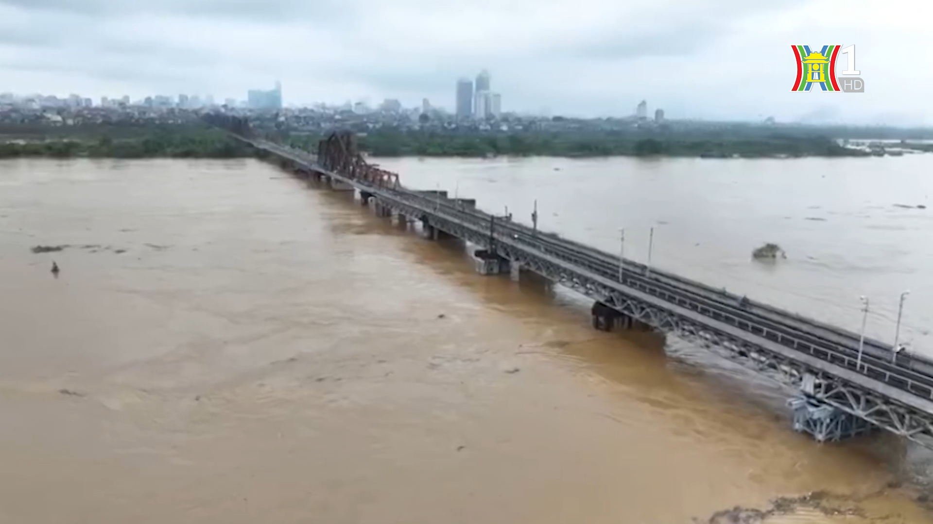 Do mực nước sông Hồng qua cầu Long Biên dâng cao, chảy xiết, ngành đường sắt dừng chạy tàu qua cầu Long Biên